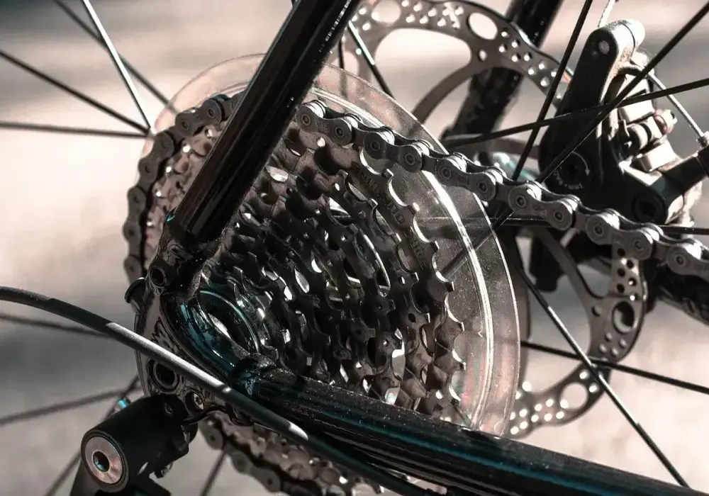Jak naciągnąć łańcuch w rowerze Shimano? Poradnik krok po kroku