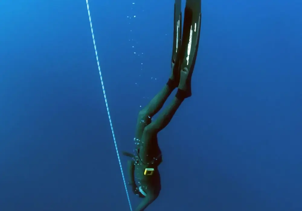 Rekordy freedivingu - co naprawdę mierzą i co z nich dla pływaka?