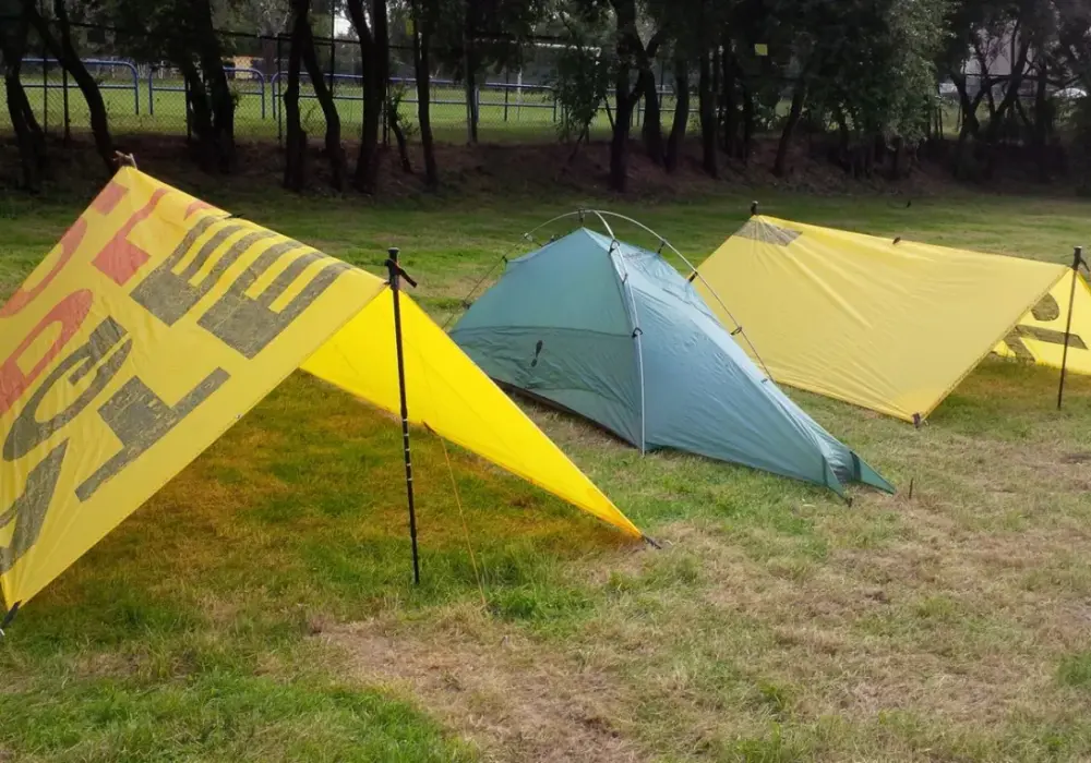 Tarp – jak wybrać i rozstawić? Poradnik od A do Z