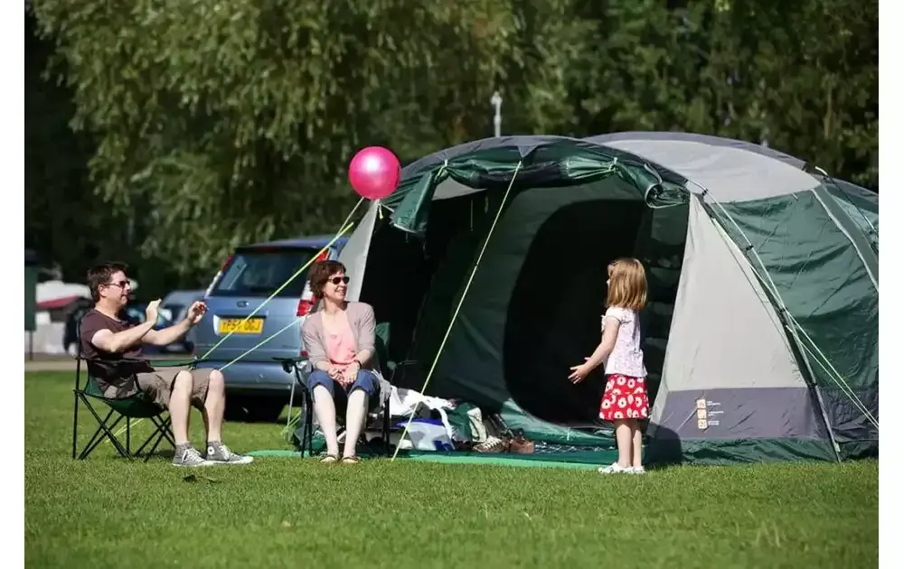Gdzie na biwak z dzieckiem? Najlepsze miejsca dla rodzin z atrakcjami