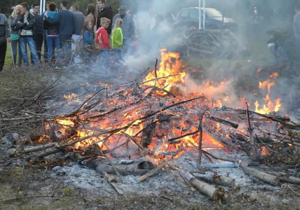 Czy można rozpalić ognisko nad jeziorem? Sprawdź przepisy i zasady