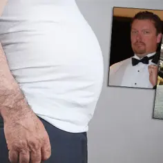 Mężczyzna z dużym brzuchem i dwa zdjęcia tego samego mężczyzny w różnym wieku i wyglądzie.