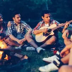 Co zabrać na ognisko? Niezbędne rzeczy, które zapewnią komfort i bezpieczeństwo