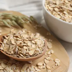 Płatki owsiane na łyżce i w misce. Czy płatki owsiane mają gluten? Czyste płatki owsiane są naturalnie bezglutenowe, ale mogą być zanieczyszczone.