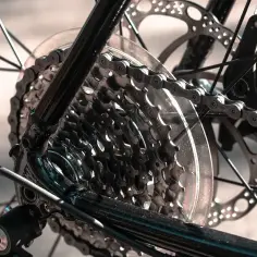 Jak naciągnąć łańcuch w rowerze z przerzutkami Shimano? Widok tylnej przerzutki i kasety.