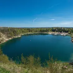 Turkusowe jezioro, dawny kamieniołom, z piaszczystymi plażami i pomostami, niczym polski Balaton.