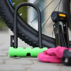 Jak zabezpieczyć rower przed kradzieżą? Użyj solidnego U-locka i łańcucha. Zabezpiecz ramę i koło, by Twój rower był bezpieczny.