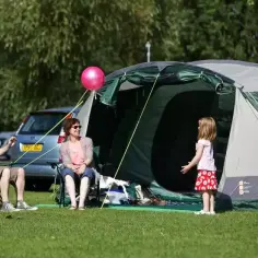 Gdzie na biwak z dzieckiem? Najlepsze miejsca dla rodzin z atrakcjami