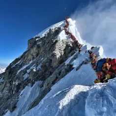 Korek na Mount Everest. Tłum ludzi wspinających się na szczyt. Ile osób zginęło na Mount Everest? Trudno powiedzieć, patrząc na ten tłok.