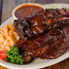 Soczyste, glazurowane żeberka BBQ podane z puree ziemniaczanym i fasolką. Prawdziwa uczta dla podniebienia!