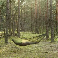 Zielona hamak w lesie, idealny kamuflaż dla miłośnika natury.