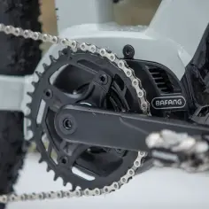 Czyszczenie łańcucha rowerowego to klucz do płynnej jazdy. Widoczny mechanizm korbowy z napędem Bafang i srebrnym łańcuchem.