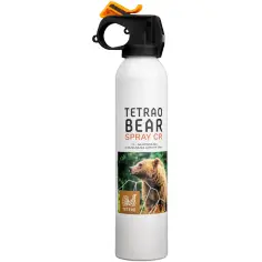 Biały aerozol z pomarańczowym zabezpieczeniem. Na etykiecie napis "TETRAO BEAR SPRAY CR" i zdjęcie niedźwiedzia. Gaz na niedźwiedzie.