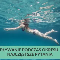 Kobieta pływa w basenie podczas okresu. Woda jest przejrzysta, a światło słoneczne tworzy na powierzchni falujące wzory.