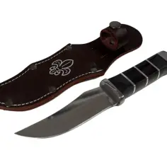 Elegancka finka z czarną, drewnianą rękojeścią i skórzaną pochwą z symbolem lilijki. Idealna dla każdego miłośnika bushcraftu.