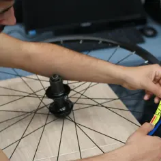 Mechanik sprawdza rozmiar koła 27.5" w serwisie rowerowym Decathlon. Sprawdź cennik usług!