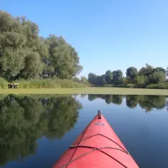 Ile czasu zajmuje przepłynięcie 20 km kajakiem? Sprawdź, jak to obliczyć!