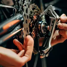 Jak działa przerzutka w rowerze? Proste wyjaśnienie budowy i mechanizmu zmiany biegów