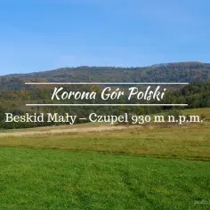 Beskid Mały – Czupel 930 m n.p.m. w Koronie Gór Polski. Zielone łąki i jesienne lasy pod błękitnym niebem.