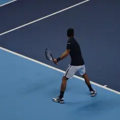 Tenisista w akcji, gotowy do uderzenia. Kluczowy moment, break point w tenisie.