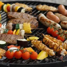 Grill pełen pyszności: kiełbaski, szaszłyki z kurczaka i warzyw, steki, kukurydza. Idealne co na grilla dla dzieci i dorosłych!