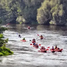 Najlepsze miejsca na kajaki na Mazowszu – trasy, wypożyczalnie i porady
