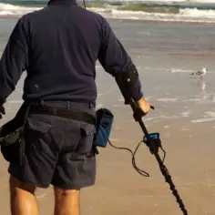 Czy można chodzić z wykrywaczem metali po plaży nad jeziorem bez obaw?