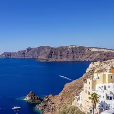 Santorini, najpiękniejsza grecka wyspa, z białymi domkami na klifie i błękitnym morzem.