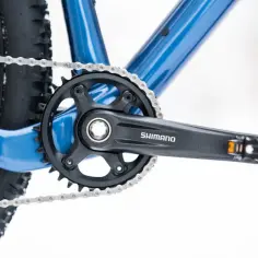 Jak odkręcić pedały w rowerze? Widok na korbę Shimano, łańcuch i fragment ramy.