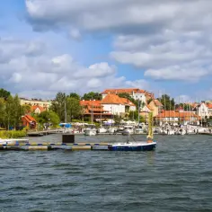 Port z żaglówkami i budynkami, idealne miejsce, gdzie na Mazury.
