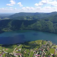 Widok na jezioro i góry. Góra Żar oferuje wiele atrakcji, w tym malownicze krajobrazy i tereny rekreacyjne.