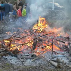 Czy można rozpalić ognisko nad jeziorem? Sprawdź przepisy i zasady