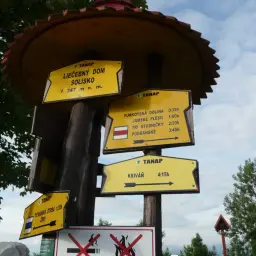 Rozcestník v Tatrách. Szlak na Krywań zajmuje 4:15h. Widać też drogę do Tatrzańskiej Szczyrby.