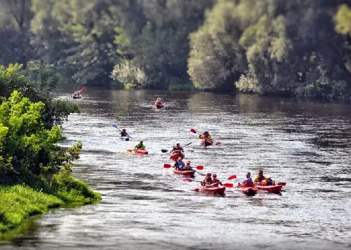 Najlepsze miejsca na kajaki na Mazowszu – trasy, wypożyczalnie i porady