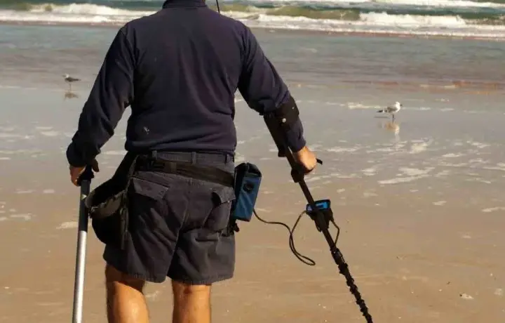 Czy można chodzić z wykrywaczem metali po plaży nad jeziorem bez obaw?