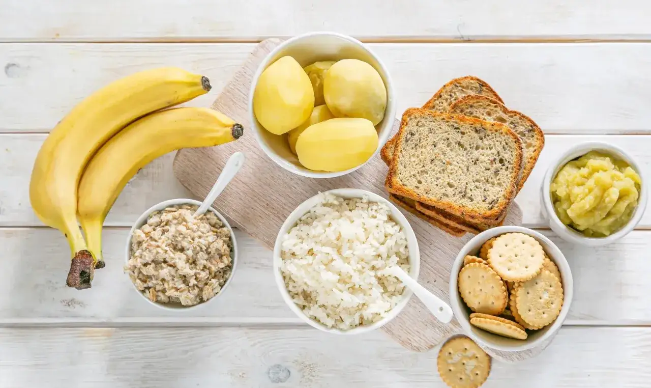 Produkty do diety przy zapaleniu żołądka: banany, owsianka, ziemniaki, ryż, chleb, krakersy i mus jabłkowy.