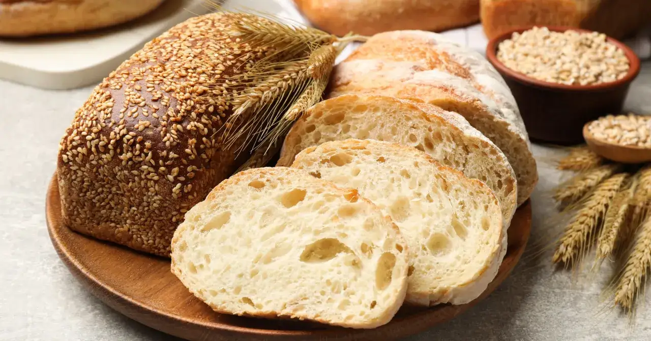 Chleb pełnoziarnisty z sezamem i kromki jasnego pieczywa. Zastanawiasz się, jaki chleb na diecie odchudzającej? Wybierz ten z ziarnami!