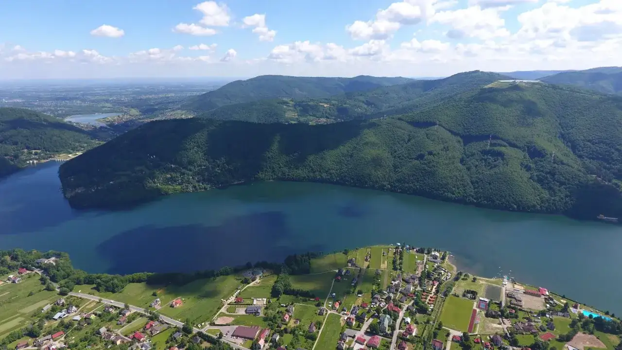 Widok na jezioro i góry. Góra Żar oferuje wiele atrakcji, w tym piękne krajobrazy i tereny do wypoczynku.