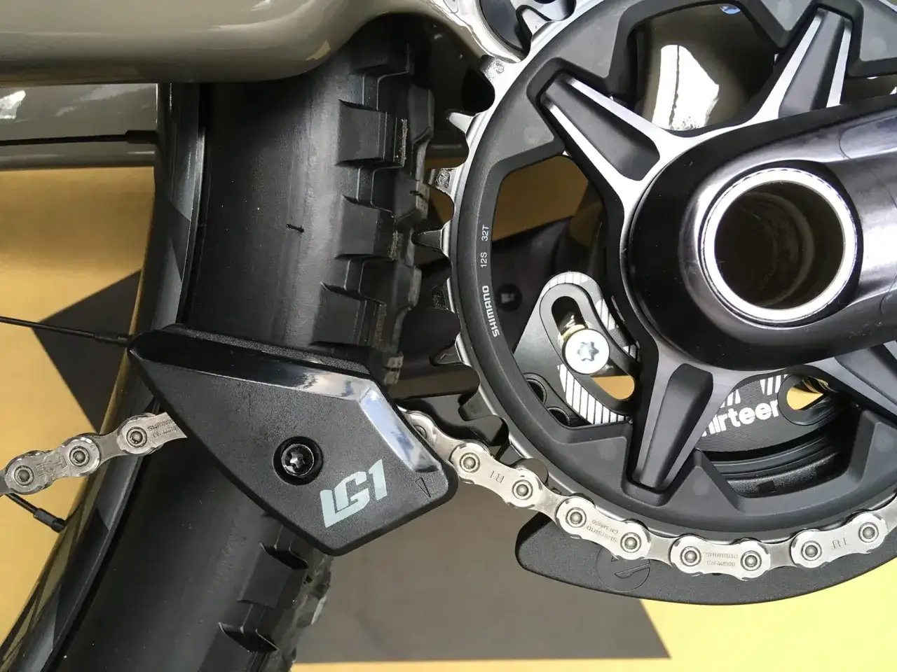 Jak naciągnąć łańcuch w rowerze z przerzutkami Shimano? Widok na zębatkę, łańcuch i osłonę.