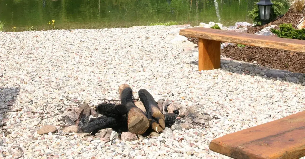 Miejsce na ognisko nad wodą, z ławkami. Uważaj, by nie dostać mandatu za palenie ogniska w niedozwolonym miejscu.