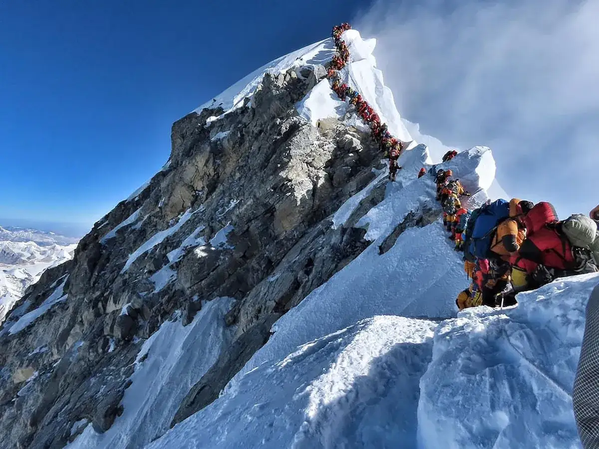 Kolejka ludzi na Mount Everest. Zastanawiasz się, ile osób zginęło na Mount Everest? Ta fotografia pokazuje tłok na szczycie.