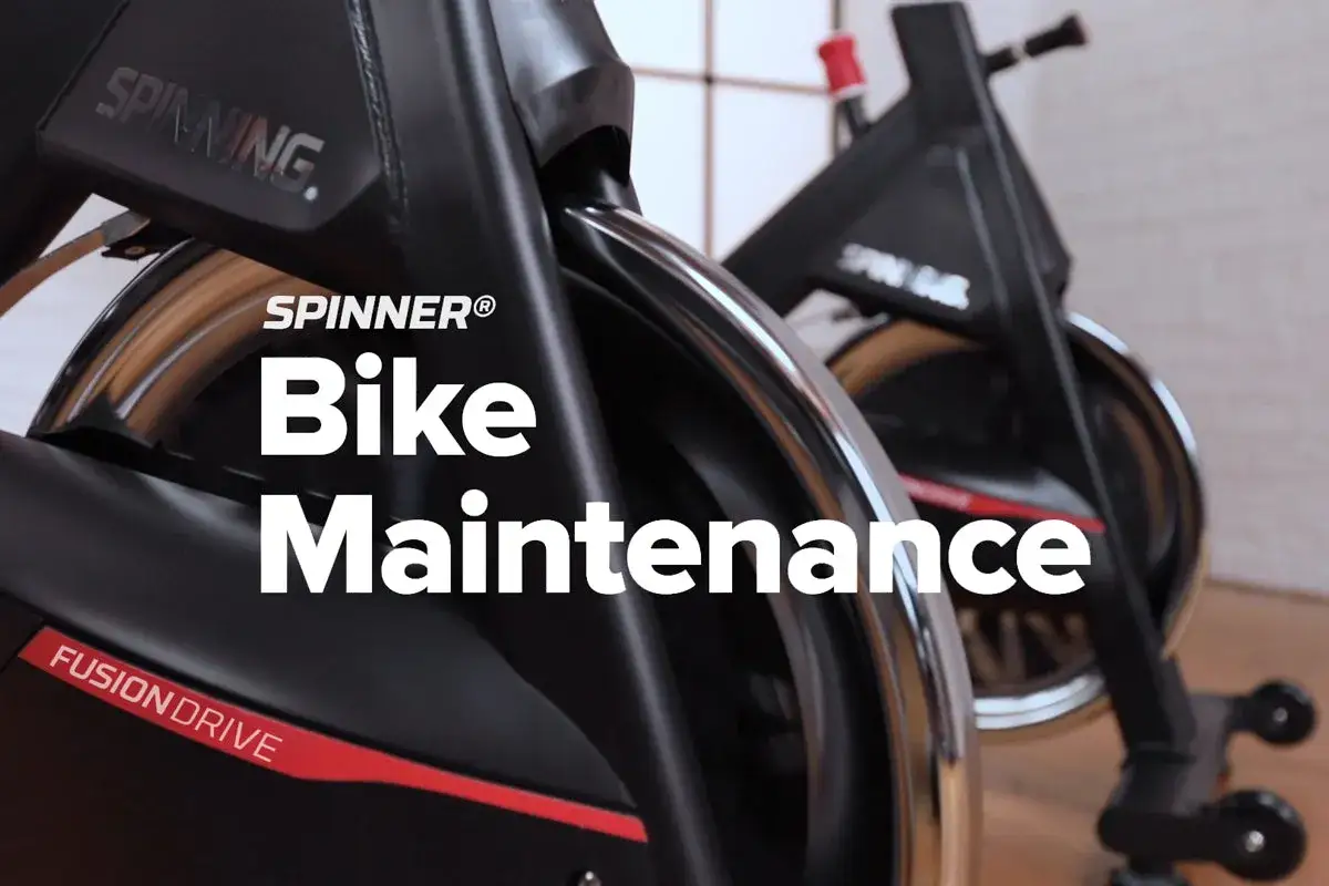 Jak naoliwić rower stacjonarny? Zbliżenie na rower treningowy Spinner, tekst 