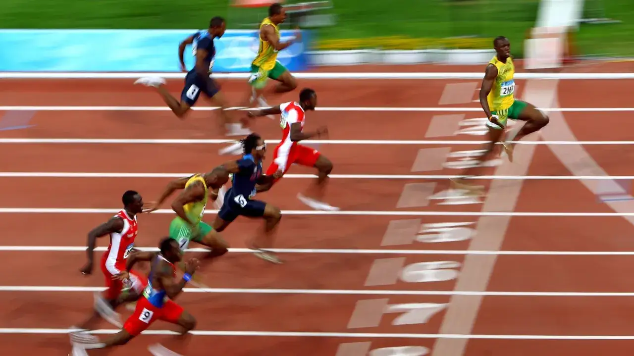 Biegacze na bieżni, jeden z nich, w żółtej koszulce, to najszybszy człowiek świata, Usain Bolt.