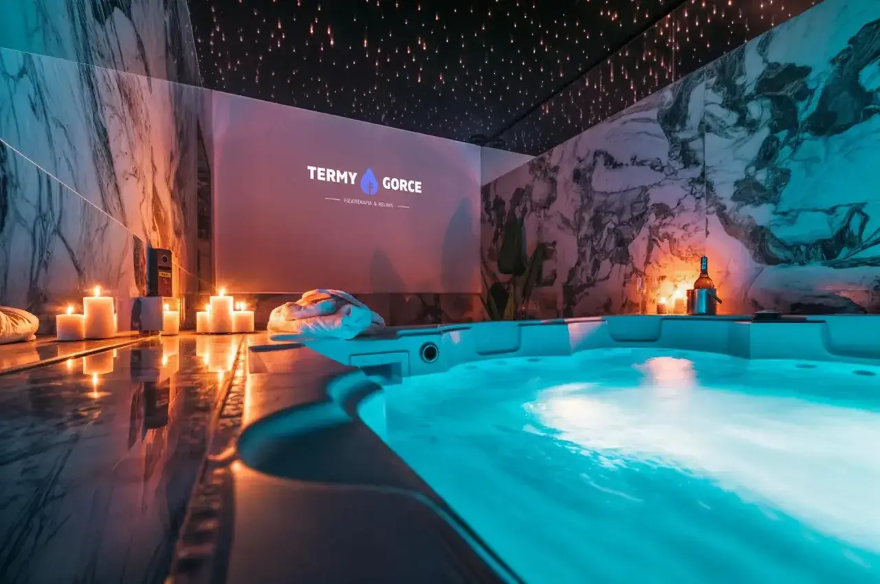 Relaks w jacuzzi przy blasku świec i gwieździstym suficie. To właśnie co to są termy – miejsce odnowy i wyciszenia.
