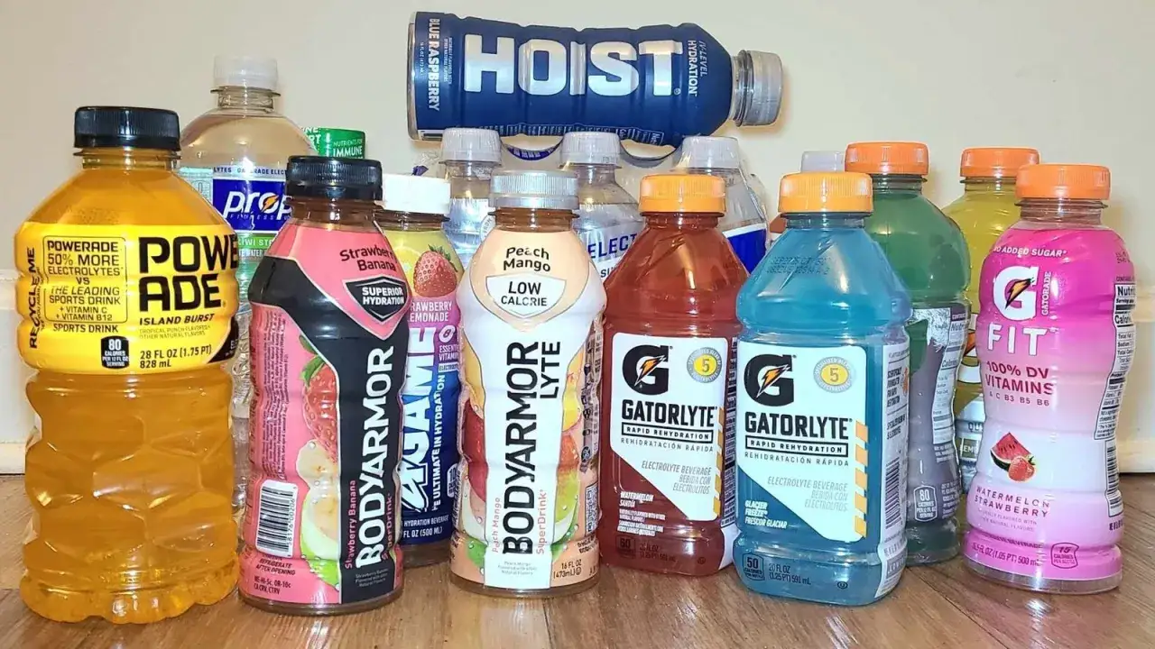 Czy dzieci mogą pić izotoniki? Na zdjęciu wiele butelek napojów sportowych, takich jak Powerade, Gatorade, Bodyarmor.