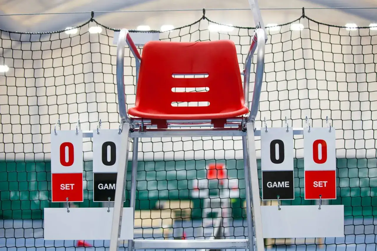 Sędziowskie krzesło z tablicami wyników. Na razie 0:0 w gemach i setach, ale zaraz zacznie się gra!