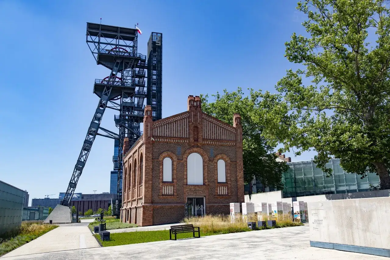 Dawna kopalnia w centrum miasta, dziś to jedne z fajnych miejsc na Śląsku. Wieża szybu i ceglany budynek tworzą industrialny krajobraz.