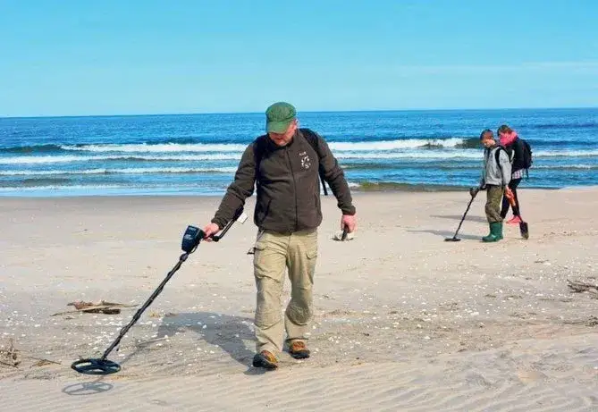 Zdjęcie Czy można chodzić z wykrywaczem metali po plaży nad jeziorem bez obaw?