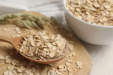 Płatki owsiane na łyżce i w misce. Czy płatki owsiane mają gluten? Czyste płatki owsiane są naturalnie bezglutenowe, ale mogą być zanieczyszczone.