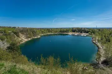 Turkusowe jezioro, dawny kamieniołom, z piaszczystymi plażami i pomostami, niczym polski Balaton.